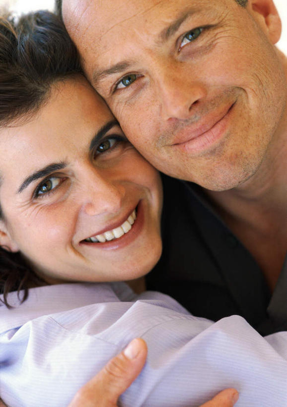 西方人,脸,头,脸颊,两个人,夫妻,站,笑,微笑,露齿笑,竖图,室内,特写,白天,正面,爱情,欧洲,欧洲人,浪漫,站着,恩爱,恋人,男人,男性,年轻男性,年轻女性,女人,女性,白种人,头部,脸部,脸蛋,面部,情侣,站立,半身,彩图,伴侣