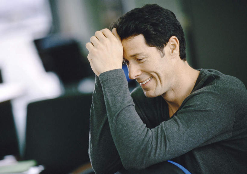 西方人,拳,一个人,商务人士,商务男性,办公室,站,笑,微笑,露齿笑,横图,室内,白天,侧面,衬衫,欧洲,欧洲人,仅一个男性,仅一个人,握,套装,朦胧,模糊,领带,仅一个年轻男性,站着,握着,商务装,工薪阶层,年轻男性,白种人,年轻人,拳头,白领,上班族,站立,半身,彩图,衬衣