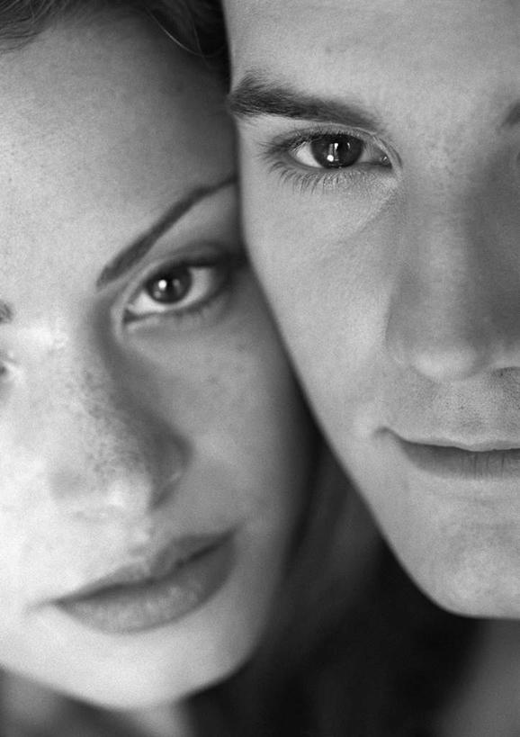 西方人,脸,头,脸颊,两个人,夫妻,站,竖图,黑白,室内,特写,白天,正面,爱情,欧洲,欧洲人,朦胧,模糊,浪漫,站着,恩爱,恋人,男人,男性,年轻男性,年轻女性,女人,女性,白种人,头部,脸部,脸蛋,面部,情侣,站立,半身,伴侣