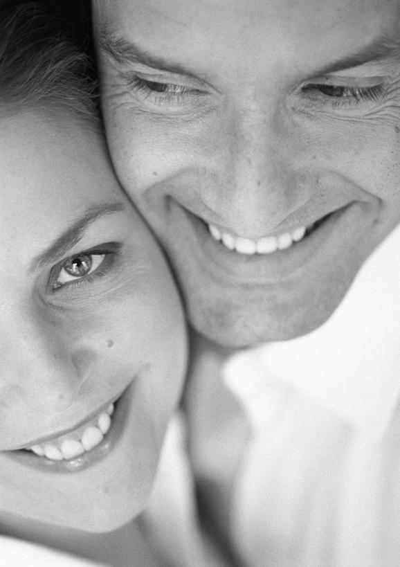 西方人,脸,头,脸颊,两个人,夫妻,笑,微笑,露齿笑,竖图,黑白,室内,特写,白天,正面,爱情,欧洲,欧洲人,朦胧,模糊,浪漫,恩爱,恋人,男人,男性,年轻男性,年轻女性,女人,女性,白种人,头部,脸部,脸蛋,面部,情侣,半身,伴侣