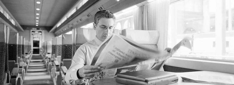 西方人,一个人,商务人士,商务男性,坐,横图,黑白,室内,白天,正面,衬衫,阅读,电脑,笔记本电脑,窗户,报纸,椅子,欧洲,欧洲人,仅一个男性,仅一个人,仅一个中年男性,一排,许多,握,学习,套装,整齐,网络,眼镜,拿,拿着,注视,通讯设备,玻璃窗,座位,排列,观察,看,浏览,握着,观看,察看,无线,队列,关注,通信设备,商务装,无线网络,近视眼镜,无线上网,便携式电脑,工薪阶层,手提电脑,男人,男性,中年男性,白种人,白领,上班族,坐着,半身,衬衣,位子