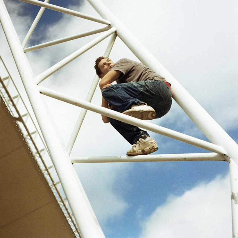 西方人,脸,头,脸颊,一个人,坐,蹲,方图,室外,特写,白天,仰视,欧洲,欧洲人,仅一个男性,仅一个人,朦胧,模糊,云,云朵,云彩,扭头,仅一个年轻男性,蓝色,白云,蓝天,天空,天,转头,铁杆,晴朗,男人,男性,年轻男性,白种人,头部,脸部,脸蛋,面部,晴空,蹲着,坐着,彩图,低角度拍摄,全身