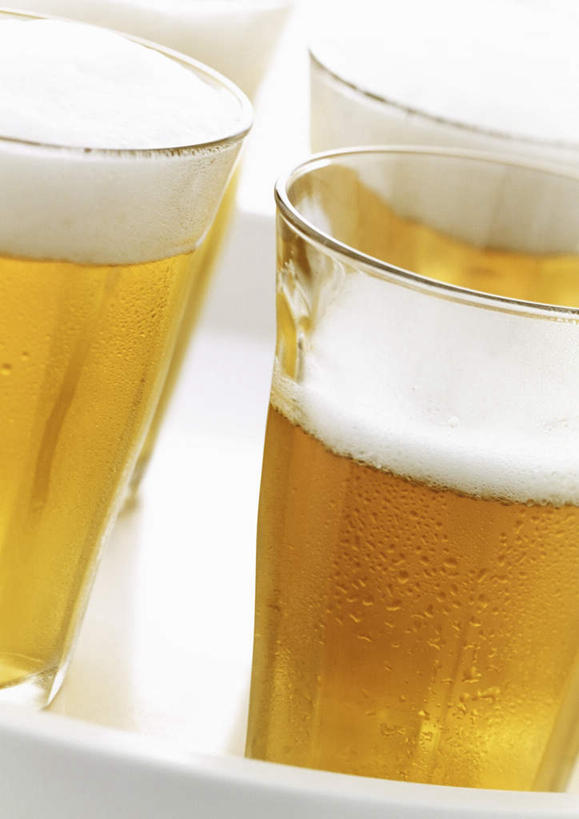 啤酒,无人,竖图,俯视,室内,特写,白天,桌面,杯子,阴影,朦胧,模糊,光线,影子,气泡,四杯,玻璃制品,黄色,阳光,泡泡,酒杯,啤酒杯,四个,玻璃杯,彩图,高角度拍摄