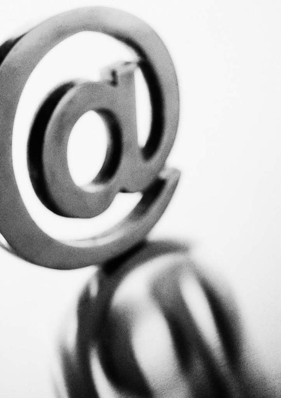 无人,竖图,黑白,室内,特写,白天,正面,通讯,数据,桌面,阴影,朦胧,模糊,传输,光线,网络,标志,文字,影子,字符,圆圈,字母,标识,一个,阳光,单个