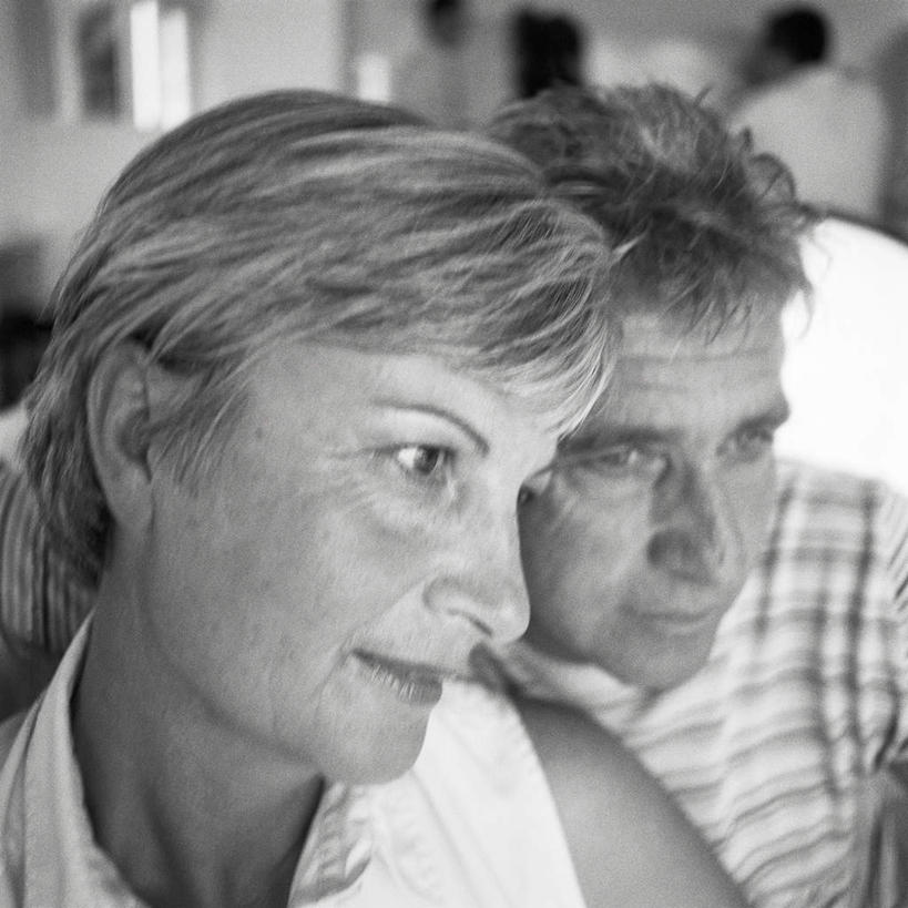 西方人,脸,头,脸颊,两个人,夫妻,坐,方图,黑白,室内,特写,白天,正面,爱情,欧洲,欧洲人,朦胧,模糊,浪漫,恩爱,恋人,老年男性,老年女性,男人,男性,女人,女性,白种人,头部,脸部,脸蛋,面部,情侣,坐着,半身,伴侣