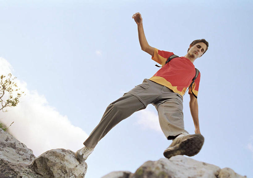 西方人,一个人,走,伸展双臂,横图,室外,白天,仰视,旅游,度假,石头,欧洲,欧洲人,仅一个男性,仅一个人,阴影,光线,包,石子,书包,影子,云,云朵,云彩,跨越,娱乐,仅一个年轻男性,蓝色,白云,蓝天,天空,阳光,背包,天,享受,休闲,放松,户外运动,男人,男性,年轻男性,白种人,石块,岩石,步行,敞开双臂,伸开双臂,展开双肩,张开手臂,张开双臂,走路,彩图,低角度拍摄,全身,双肩包