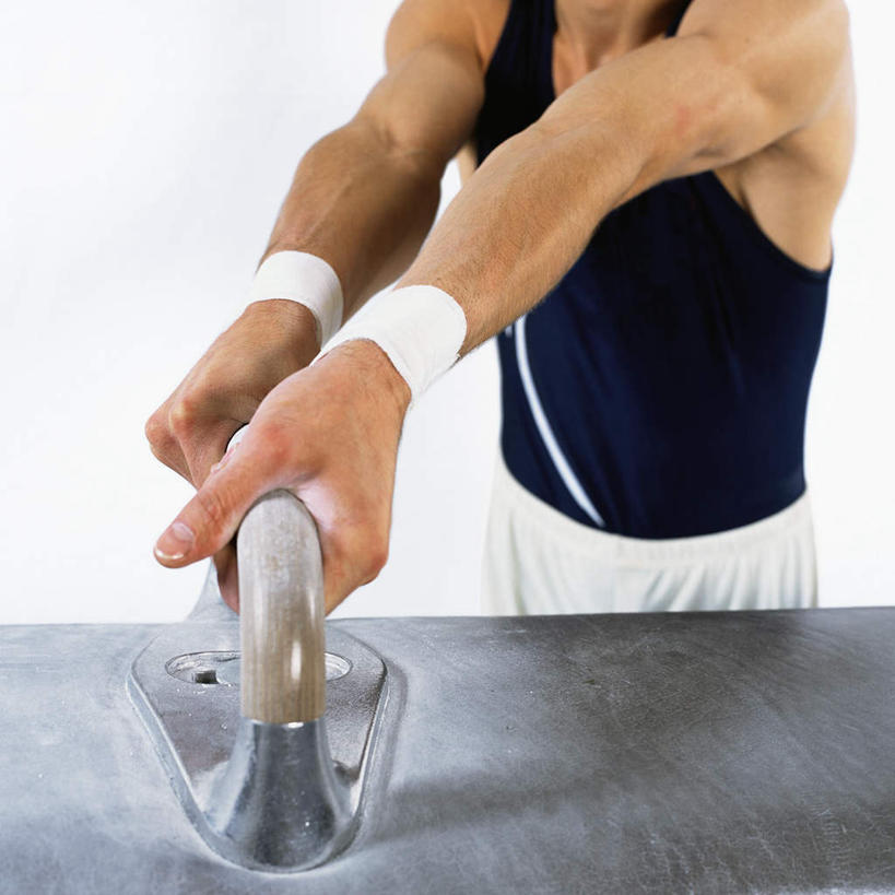 西方人,一个人,运动员,站,方图,室内,白天,白色背景,正面,锻炼,安全,运动,鞍马,欧洲,欧洲人,仅一个男性,仅一个人,握,金属,体操,护腕,运动器械,仅一个年轻男性,站着,健身器械,力量,握着,摄影,影棚,保护,健美,健身器材,体操运动员,体操服,体操运动,软垫,体育,男人,男性,年轻男性,白种人,体育运动员,运动选手,站立,半身,彩图,影棚拍摄,健身,拍摄,运动器材