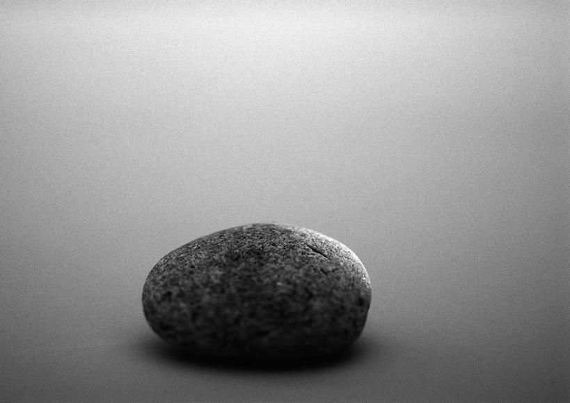 无人,横图,俯视,黑白,室内,特写,白天,石头,桌面,桌子,静物,阴影,灰色背景,反射,光线,石子,影子,一个,鹅卵石,摄影,影棚,单个,按摩石,石块,高角度拍摄,影棚拍摄,拍摄
