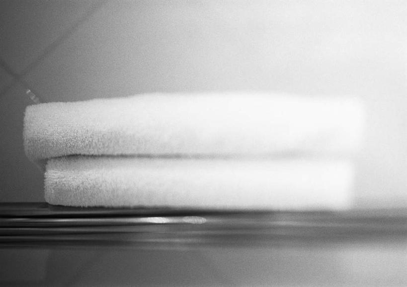 无人,横图,俯视,黑白,室内,特写,白天,卫生间,浴室,静物,两块,一堆,阴影,堆叠,堆积,朦胧,模糊,反射,光线,影子,墙,墙壁,墙面,毛巾,摄影,毛巾架,影棚,堆,淋浴房,高角度拍摄,影棚拍摄,拍摄,冲凉房,沐浴间,沐浴室