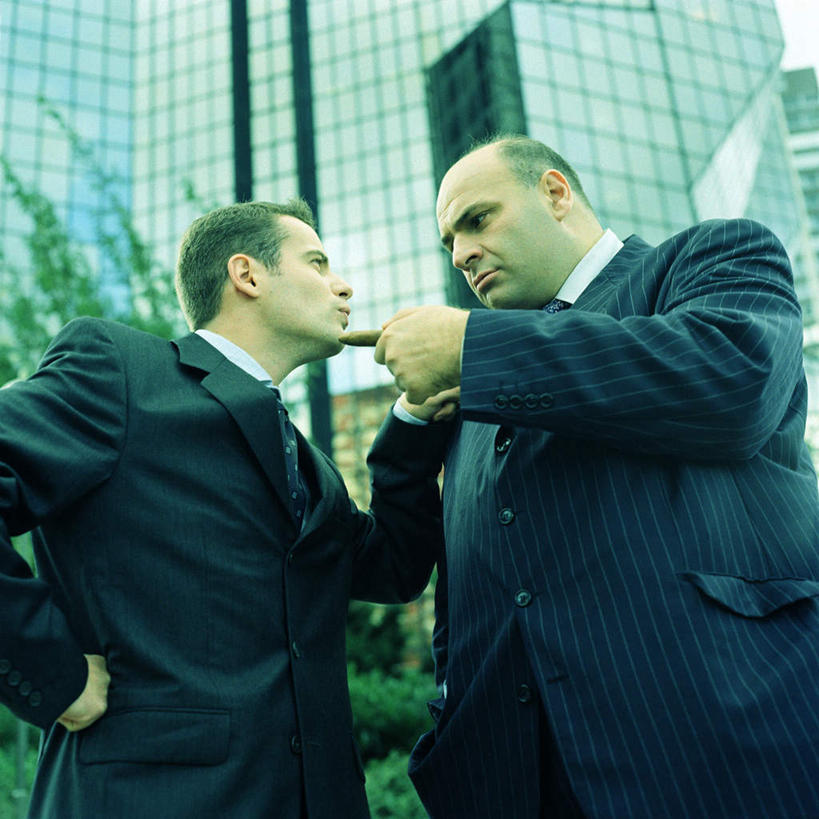 西方人,两个人,商务人士,商务男性,高楼大厦,站,方图,室外,白天,仰视,衬衫,办公楼,竞争,植物,大厦,建筑,摩天大楼,写字楼,欧洲,欧洲人,对抗,套装,冲突,大喊,手叉腰,树,树木,绿色,自然,楼宇,叉腰,握拳,站着,张嘴,商务楼,生长,成长,喊叫,对立,矛盾,挑衅,商务装,张大嘴巴,工薪阶层,敌对,挫败,斗争,抗拒,抗衡,男人,男性,年轻男性,中年男性,白种人,白领,上班族,张开嘴,站立,半身,彩图,低角度拍摄,衬衣,大楼,高层建筑,高楼,摩天楼