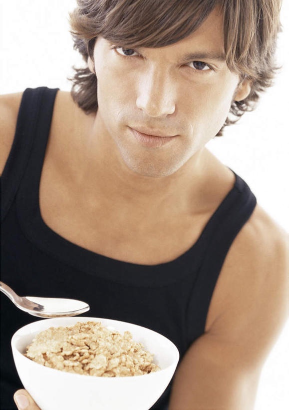 西方人,脸,头,脸颊,头发,一个人,站,竖图,室内,特写,白天,白色背景,正面,餐具,金属制品,欧洲,欧洲人,仅一个男性,仅一个人,一堆,许多,握,堆叠,堆积,金属,背心,勺子,陶瓷,核桃,坚果,褐色,果实,陶瓷制品,拿,拿着,注视,裸露,仅一个年轻男性,黑色,调羹,汤匙,碗,干果,观察,看,站着,握着,摄影,影棚,观看,堆,核桃仁,察看,关注,裸,胡桃,羌桃,男人,男性,年轻男性,白种人,头部,脸部,脸蛋,面部,进餐用具,烹调用具,站立,半身,彩图,影棚拍摄,拍摄