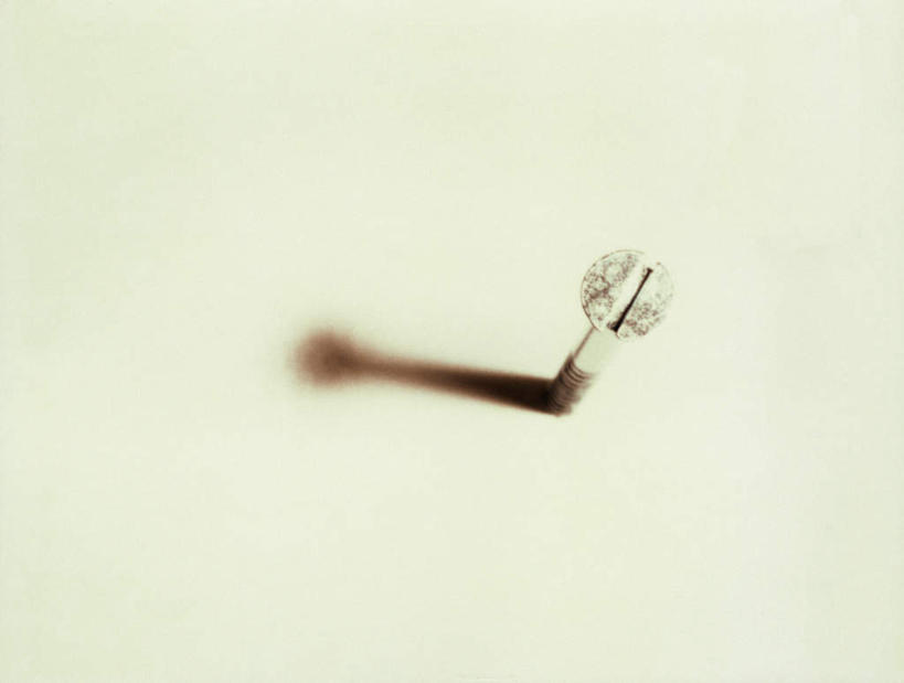 无人,横图,俯视,室内,特写,白天,白色背景,桌面,静物,一根,阴影,朦胧,模糊,光线,钉子,工具,影子,阳光,摄影,影棚,彩图,高角度拍摄,影棚拍摄,拍摄