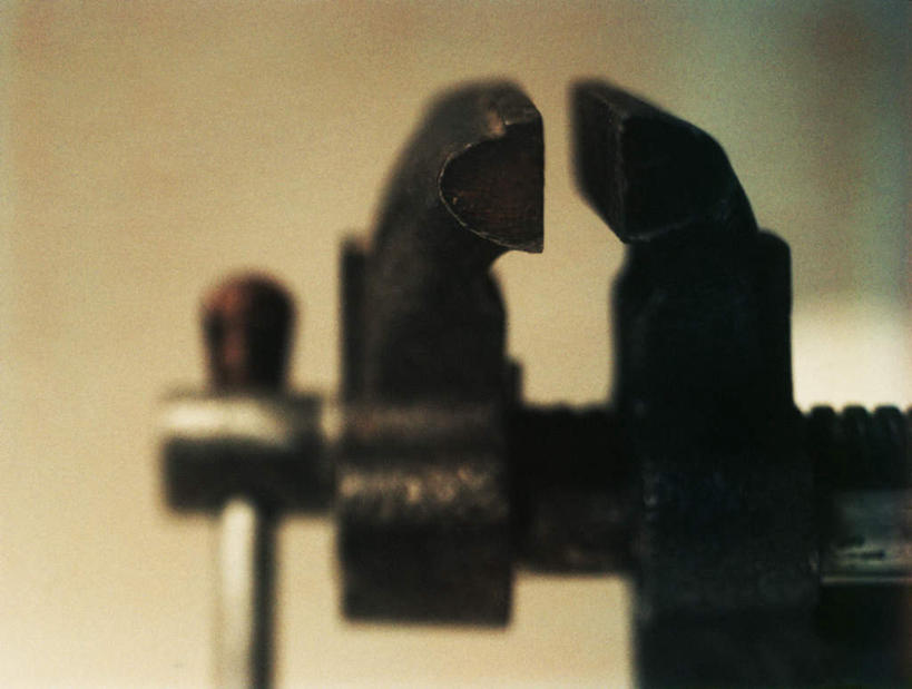 无人,横图,室内,特写,白天,正面,静物,连接,阴影,组合,朦胧,模糊,弯曲,反射,工具,钳子,影子,加工,链接,固定,五金,紧固,拼接,剪断,拼凑,扭转,拼合,凑集,聚合,撮合,链结,牢固,夹持,虎钳,彩图