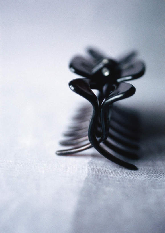 无人,竖图,俯视,室内,特写,白天,静物,朦胧,模糊,装饰,头饰,塑料,一个,发夹,塑料制品,摄影,影棚,单个,华丽,修饰,点缀,衬托,美观,雅致,雅观,彩图,高角度拍摄,影棚拍摄,拍摄