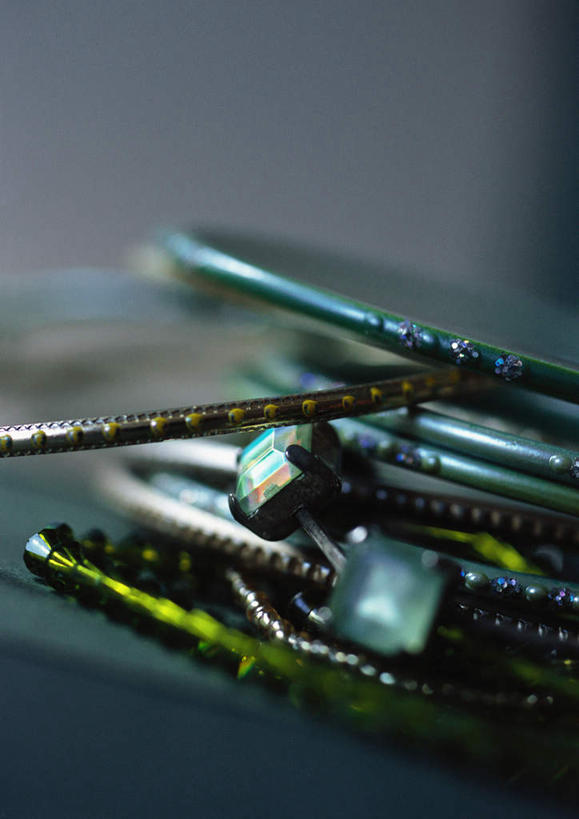 无人,竖图,俯视,室内,特写,白天,静物,金属制品,一堆,堆叠,堆积,朦胧,模糊,装饰,金属,手链,摄影,手镯,影棚,堆,华丽,修饰,点缀,衬托,美观,雅致,雅观,彩图,高角度拍摄,影棚拍摄,拍摄