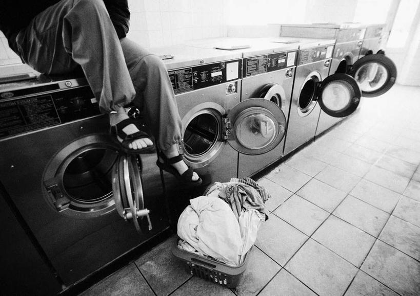 西方人,一个人,坐,竖图,俯视,黑白,室内,白天,欧洲,欧洲人,仅一个男性,仅一个人,一堆,一排,许多,堆叠,堆积,服装,朦胧,模糊,整齐,瓷砖,地砖,篮子,地面,购物篮,排列,仅一个年轻男性,衣服,服饰,洗衣机,堆,家电,家用电器,队列,洗衣店,男人,男性,年轻男性,白种人,坐着,半身,高角度拍摄