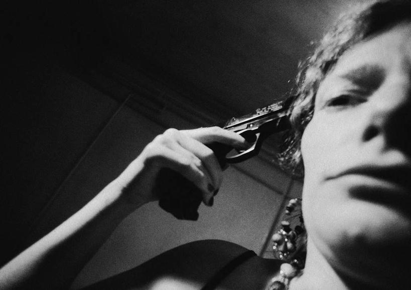 西方人,脸,头,脸颊,一个人,竖图,黑白,室内,特写,白天,仰视,竞争,欧洲,欧洲人,仅一个男性,仅一个人,对抗,朦胧,模糊,冲突,枪,破坏,仅一个年轻男性,武器,战争,手枪,损坏,攻击,威胁,对立,矛盾,自杀,兵器,防御,敌对,挫败,斗争,抗拒,抗衡,杀伤,威慑,危险,男人,男性,年轻男性,白种人,头部,脸部,脸蛋,面部,半身,低角度拍摄