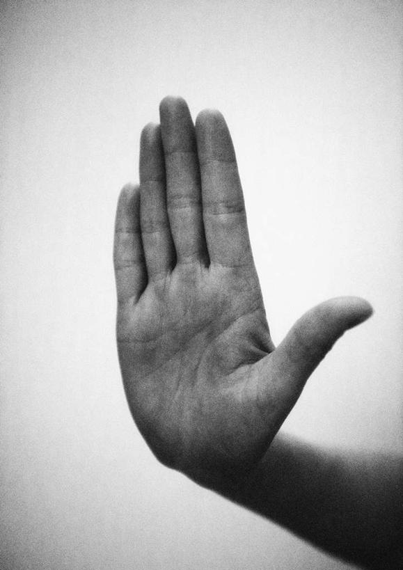 西方人,手,一个人,举,竖图,黑白,室内,特写,白天,正面,欧洲,欧洲人,仅一个男性,仅一个人,警告,并拢,仅一个年轻男性,手势,托,手部,警示,伸直,禁止,提醒,提示,限制,危险,男人,男性,年轻男性,白种人,举起,举手,举着,向上举,向上伸,向上托,半身