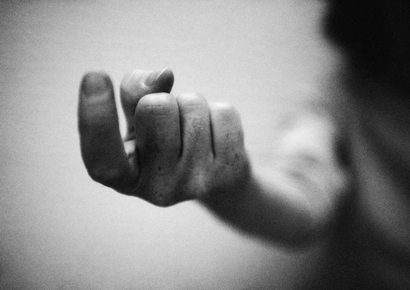 西方人,手,一个人,举,横图,黑白,室内,特写,白天,正面,欧洲,欧洲人,仅一个男性,仅一个人,朦胧,模糊,弯曲,仅一个年轻男性,手势,托,手部,勾引,食指,挑衅,男人,男性,年轻男性,白种人,举起,举手,举着,向上举,向上伸,向上托,半身