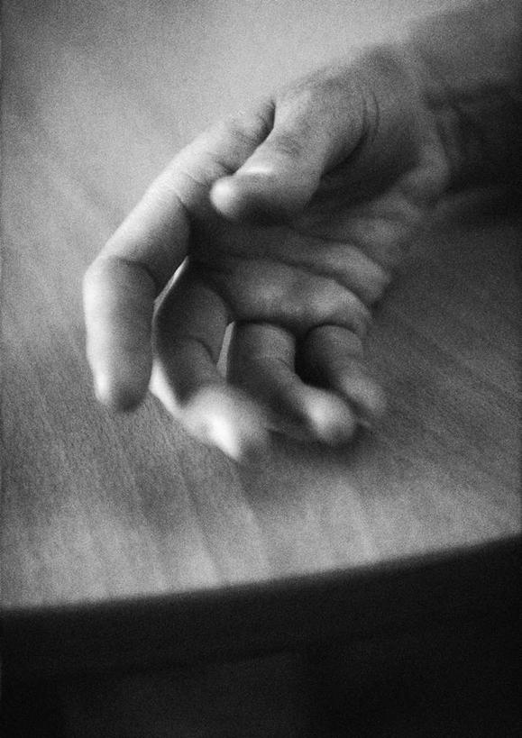 西方人,手,一个人,竖图,俯视,黑白,室内,特写,白天,餐桌,桌子,欧洲,欧洲人,仅一个男性,仅一个人,阴影,弯曲,反射,影子,仅一个年轻男性,靠,靠着,倚靠,手部,手指,餐台,倚着,男人,男性,年轻男性,白种人,半身,高角度拍摄