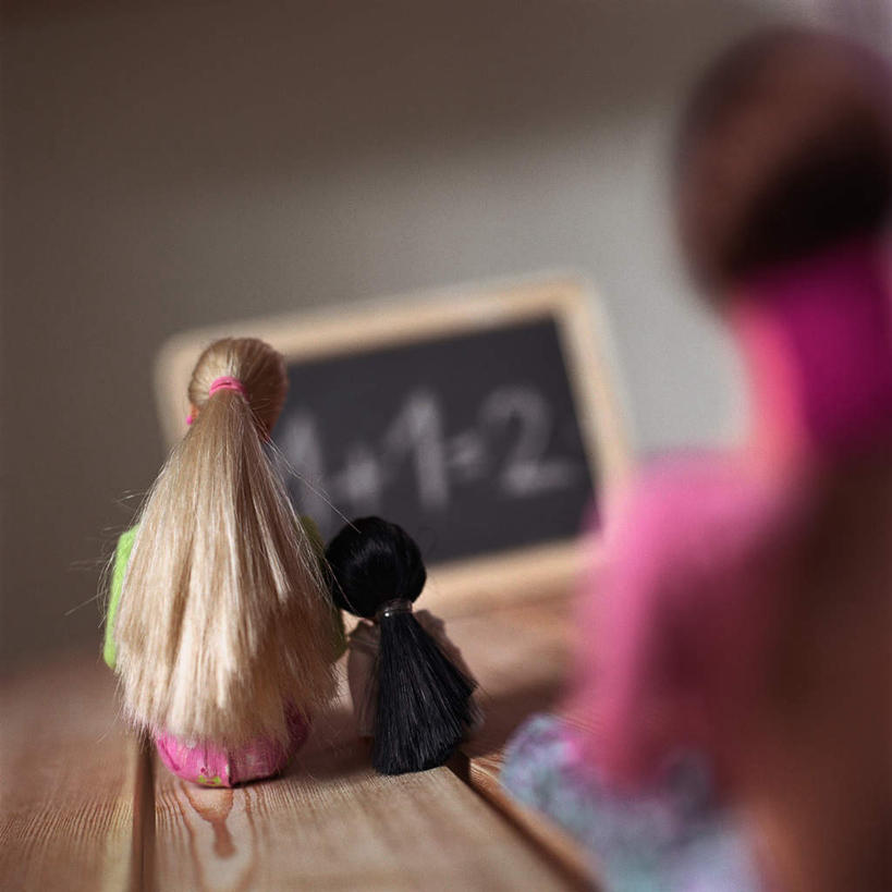 儿童,三个人,家庭,母亲,儿子,坐,方图,室内,白天,纯洁,阴影,光线,计算,科学,标志,数字,玩偶,影子,字符,墙,办公用品,标识,墙壁,墙面,小孩,背面,阳光,黑板,温暖,温馨,母子,一家人,可爱,母爱,童年,童趣,理财,财务,和睦,数学,算数,童真,烂漫,无邪,天真,男孩,年轻女性,女人,女性,孩子,年轻人,坐着,半身,彩图,融洽,男生