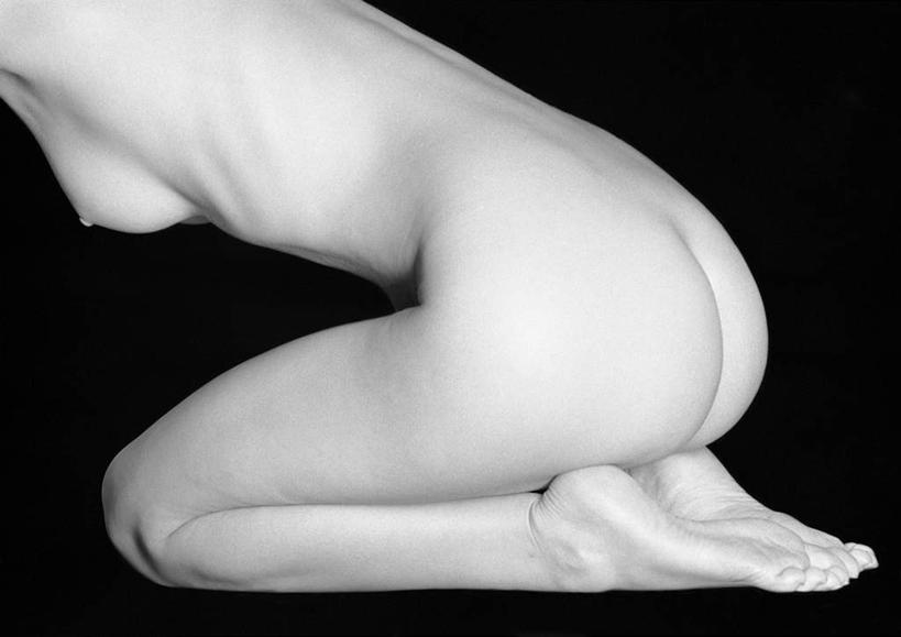 西方人,胸,臀部,背,一个人,跪,蹲,横图,黑白,室内,白天,侧面,性感,欧洲,欧洲人,仅一个年轻女性,仅一个女性,仅一个人,黑色背景,裸露,摄影,影棚,赤裸,裸,年轻女性,女人,女性,白种人,屁股,胸部,蹲着,跪着,半身,影棚拍摄,拍摄