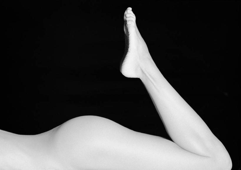 西方人,臀部,腿部,脚,脚趾,脚趾甲,腿,一个人,横图,黑白,室内,白天,侧面,性感,欧洲,欧洲人,仅一个年轻女性,仅一个女性,仅一个人,黑色背景,抬腿,裸露,趴着,摄影,影棚,赤裸,翘,裸,年轻女性,女人,女性,白种人,屁股,脚指甲,趴,半身,影棚拍摄,拍摄