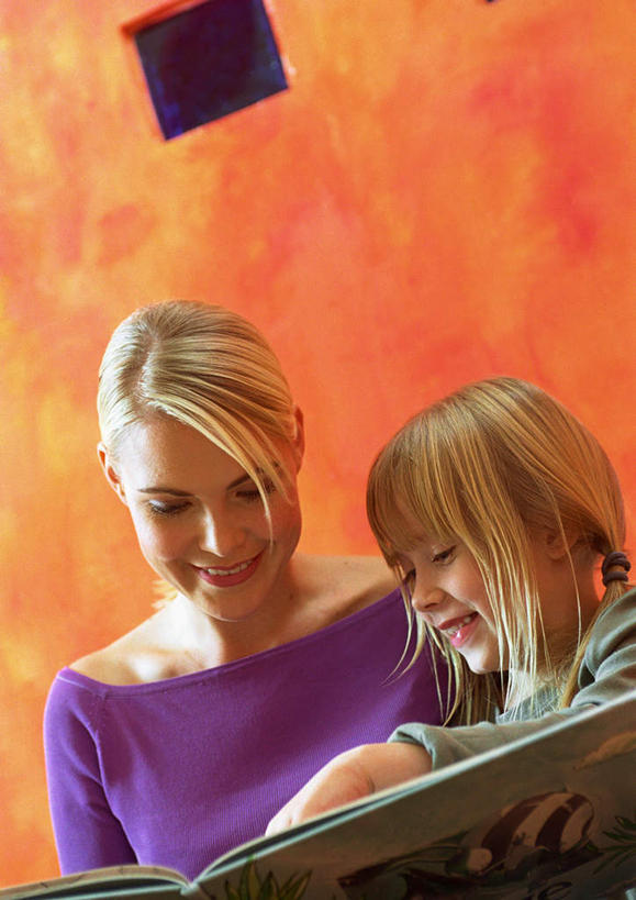 西方人,儿童,两个人,家庭,母亲,女儿,竖图,室内,白天,正面,纯洁,书籍,欧洲,欧洲人,墙,墙壁,墙面,小孩,黄色,画册,温暖,温馨,母女,一家人,可爱,母爱,童年,童趣,和睦,童真,烂漫,无邪,天真,年轻女性,女人,女性,白种人,书,图书,半身,彩图,融洽,女生