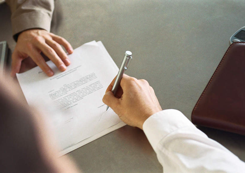 西方人,手,两个人,同事,商务人士,商务男性,商务女性,坐,横图,俯视,室内,白天,衬衫,成功,合作,团队,集体,信心,桌子,椅子,欧洲,欧洲人,握,套装,笔,材料,档案,文件,办公桌,办公用品,记事本,拿,拿着,队伍,文具,本子,笔记本,学习用品,资料,手部,搭,握着,合同,文具用品,领导,成就,搭着,文档,商务装,合伙,领袖,工薪阶层,男人,男性,年轻男性,白种人,白领,上班族,坐着,半身,彩图,高角度拍摄,衬衣