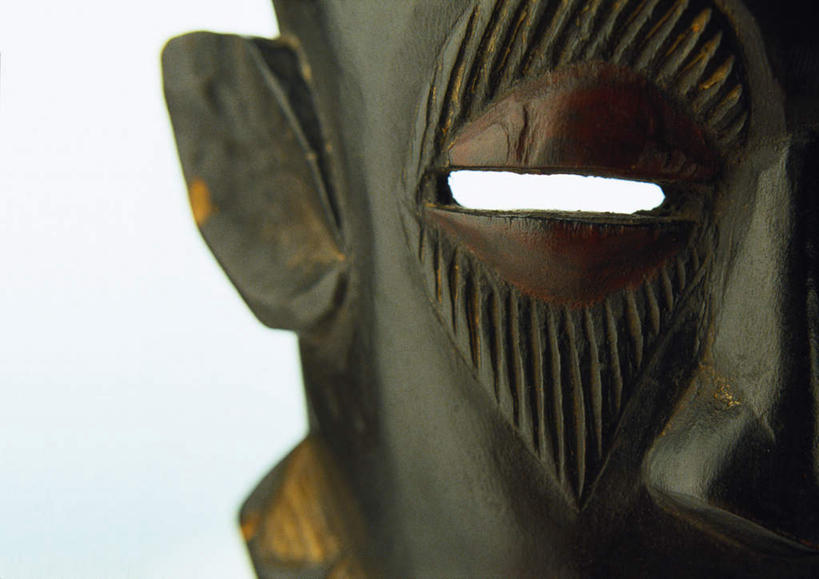 西方人,一个人,横图,室内,特写,白天,白色背景,正面,静物,雕塑,欧洲,非洲,黑人,欧洲人,仅一个男性,仅一个人,条纹,艺术,装饰,纹路,雕刻,雕像,面具,纹理,仅一个年轻男性,一个,工艺品,摄影,影棚,单个,纪念,美术,主题,巫师,陈列,肌理,功能,美学,男人,男性,年轻男性,非洲人,半身,彩图,影棚拍摄,拍摄