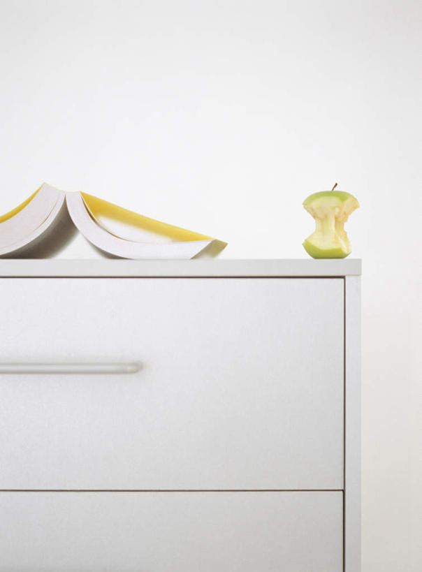 无人,竖图,室内,特写,白天,白色背景,正面,柜子,苹果,书籍,水果,抽屉,一本,阴影,新鲜,残缺,反射,影子,墙,生食,食品,果实,墙壁,墙面,食物,一个,绿色,橱柜,打开,摄影,有机食品,绿色食品,影棚,单个,开启,书,图书,彩图,影棚拍摄,拍摄