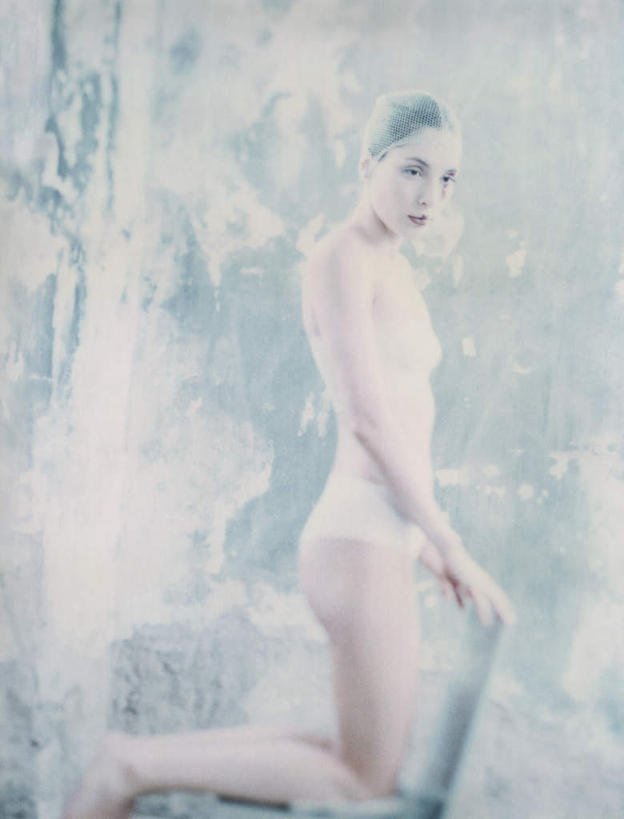 西方人,头发,一个人,坐,跪,笑,摸,微笑,竖图,室内,白天,侧面,化妆,美容,椅子,欧洲,欧洲人,仅一个年轻女性,仅一个女性,仅一个人,一把,撑,抚摸,花纹,装饰,纹路,束发带,纹理,木椅,墙,注视,墙壁,墙面,一个,黄色,红色,白色,彩妆,观察,看,转头,赤脚,单个,观看,点缀,察看,撑着,关注,年轻女性,女人,女性,白种人,触摸,跪着,接触,坐着,彩图,全身,头带