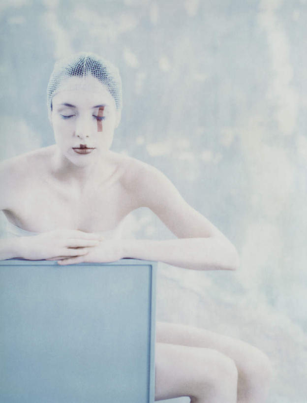 西方人,头发,一个人,坐,闭眼,笑,摸,微笑,竖图,室内,白天,正面,化妆,美容,椅子,欧洲,欧洲人,仅一个年轻女性,仅一个女性,仅一个人,一把,撑,抚摸,花纹,内衣,装饰,纹路,束发带,纹理,木椅,墙,墙壁,墙面,一个,衣服,黄色,红色,白色,彩妆,趴着,单个,点缀,撑着,年轻女性,女人,女性,白种人,闭眼睛,闭着眼,闭着眼睛,触摸,接触,趴,坐着,半身,彩图,头带