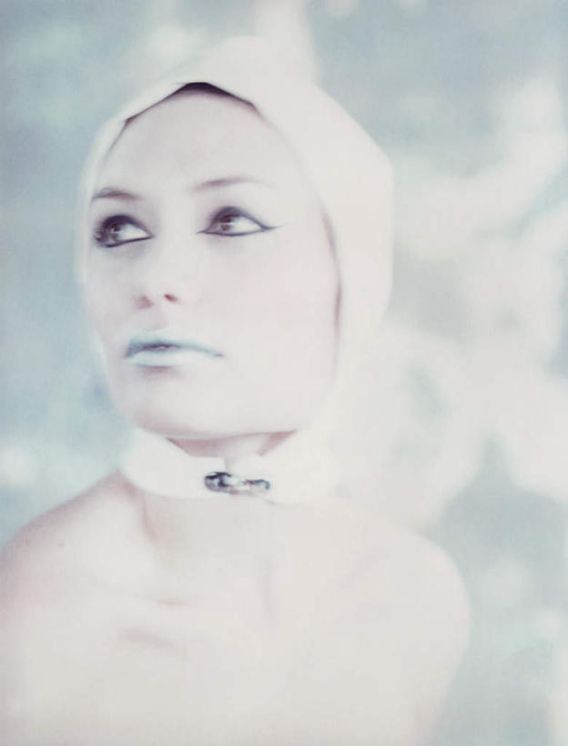 西方人,头发,一个人,笑,微笑,竖图,室内,特写,白天,正面,化妆,美容,欧洲,欧洲人,仅一个年轻女性,仅一个女性,仅一个人,花纹,内衣,装饰,纹路,束发带,纹理,墙,注视,墙壁,墙面,一个,衣服,黄色,绿色,白色,彩妆,观察,看,转头,单个,观看,点缀,察看,关注,年轻女性,女人,女性,白种人,半身,彩图,头带