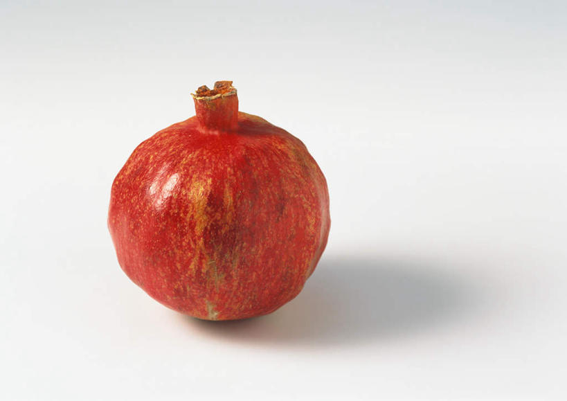 无人,横图,俯视,室内,特写,白天,白色背景,餐桌,桌子,石榴,水果,阴影,新鲜,反射,影子,生食,食品,果实,食物,一个,红色,整个,摄影,有机食品,绿色食品,影棚,单个,餐台,涂林,若榴,金罂,金庞,丹若,安石榴,彩图,高角度拍摄,影棚拍摄,拍摄