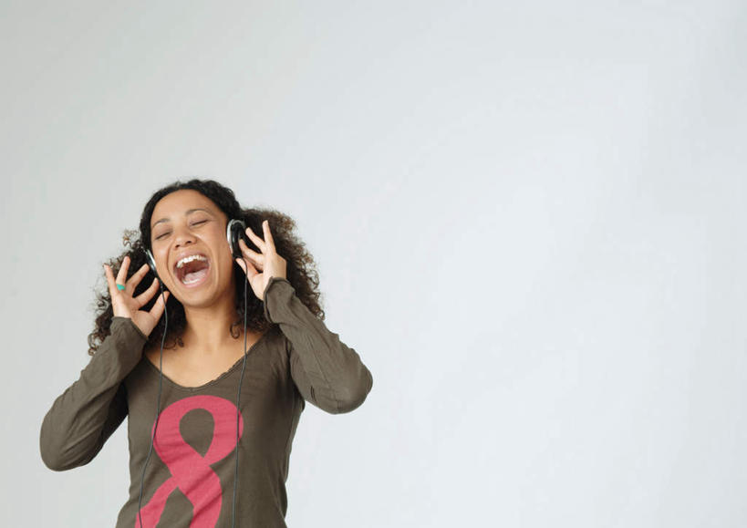 西方人,一个人,歌唱家,举,横图,室内,白天,白色背景,正面,快乐,满意,幸福,欧洲,欧洲人,仅一个年轻女性,仅一个女性,仅一个人,握,服装,音响,音乐,拿,拿着,休闲装,娱乐,衣服,耳机,托,张嘴,享受,休闲,休闲服,放松,握着,唱歌,摄影,服饰,影棚,舒适,享乐,演唱,张大嘴巴,年轻女性,女人,女性,白种人,张开嘴,歌手,举着,向上举,向上伸,向上托,半身,彩图,影棚拍摄,拍摄