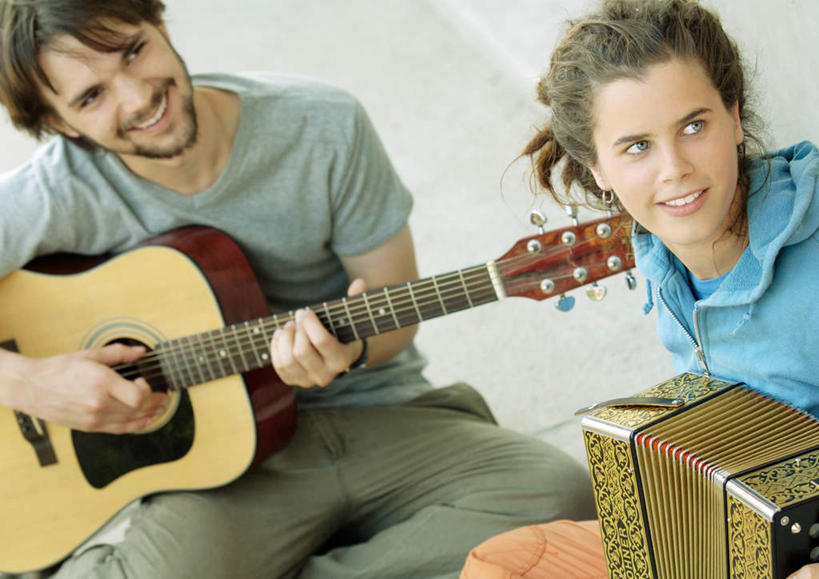 西方人,两个人,坐,笑,微笑,露齿笑,横图,室外,白天,正面,键盘,欧洲,欧洲人,服装,吉他,乐器,手风琴,弦乐器,注视,休闲装,管风琴,衣服,观察,看,休闲,休闲服,服饰,观看,察看,键盘乐器,关注,弹拨弦鸣乐器,男人,男性,年轻男性,年轻女性,女人,女性,白种人,坐着,半身,彩图,弹拨弦乐器