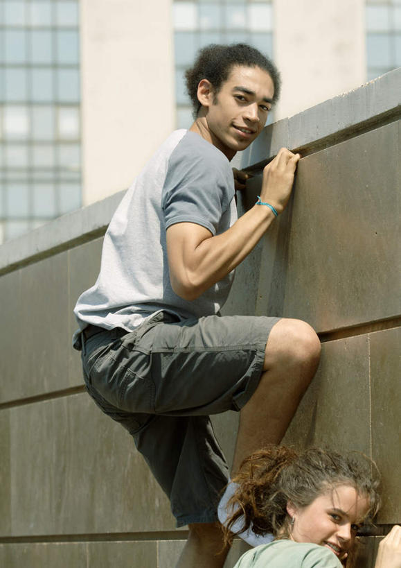 西方人,两个人,伙伴,朋友,家,站,笑,攀登,微笑,露齿笑,竖图,室外,白天,正面,友谊,欧洲,欧洲人,服装,房屋,墙,屋子,注视,休闲装,楼房,墙壁,墙面,住宅,衣服,观察,看,站着,休闲,同学,休闲服,抓,爬,服饰,观看,察看,抓着,校友,关注,同窗,学友,友情,男人,男性,年轻男性,年轻女性,女人,女性,白种人,攀爬,站立,半身,彩图,房子