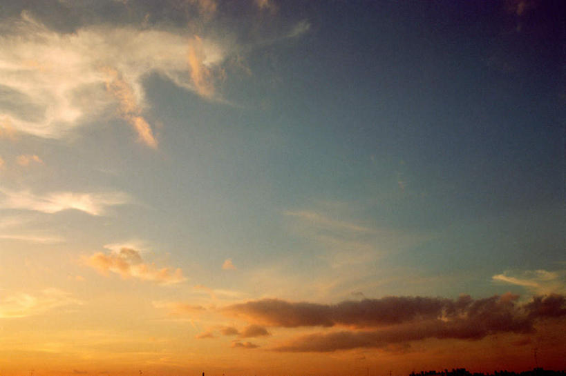 无人,横图,室外,特写,白天,仰视,日落,阴影,光线,影子,晚霞,霞光,云,云朵,云彩,蓝色,白云,蓝天,天空,阳光,黄昏,天,彩霞,夕阳,彩图,低角度拍摄