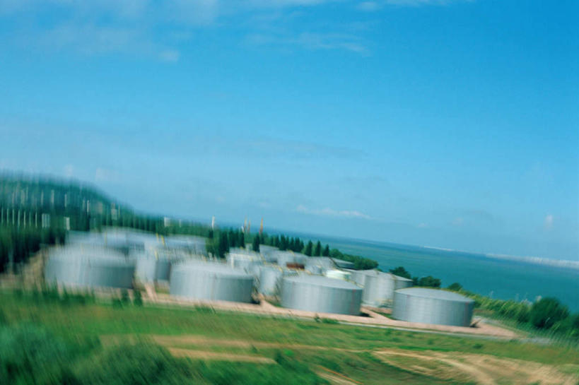 无人,工厂,横图,俯视,航拍,室外,特写,白天,草地,草坪,植物,静物,一排,朦胧,模糊,整齐,草,排列,蓝色,绿色,蓝天,天空,天,储油罐,鸟瞰,队列,彩图,高角度拍摄,工地,制造厂,油桶