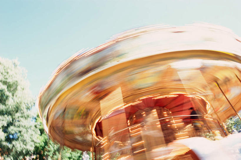 无人,横图,室外,特写,白天,正面,旅游,度假,植物,游乐场,朦胧,模糊,云,云朵,云彩,娱乐,树,树木,蓝色,绿色,白云,蓝天,天空,自然,天,享受,休闲,旋转木马,放松,游乐设施,生长,成长,彩图