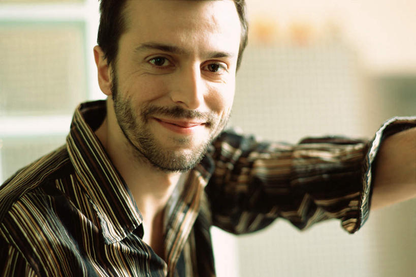 西方人,胡须,一个人,站,笑,微笑,横图,室内,白天,正面,欧洲,欧洲人,仅一个男性,仅一个人,朦胧,模糊,仅一个年轻男性,站着,男人,男性,年轻男性,白种人,胡子,小胡子,站立,半身,彩图