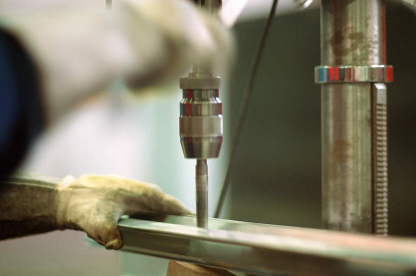 西方人,一个人,机修工,站,横图,室内,白天,金属制品,欧洲,欧洲人,仅一个男性,仅一个人,仅一个中年男性,朦胧,模糊,金属,工具,拿,拿着,工人,背面,站着,钻孔,男人,男性,中年男性,白种人,机械师,机修工人,站立,半身,彩图