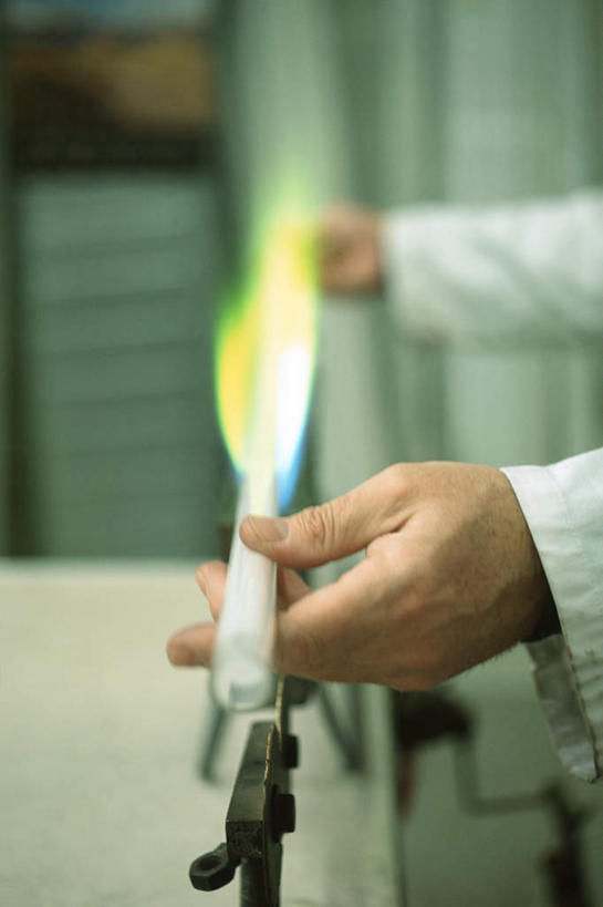 西方人,一个人,机修工,站,横图,室内,白天,侧面,欧洲,欧洲人,仅一个男性,仅一个人,朦胧,模糊,拿,拿着,工人,仅一个年轻男性,站着,喷枪,男人,男性,年轻男性,白种人,机械师,机修工人,站立,半身,彩图