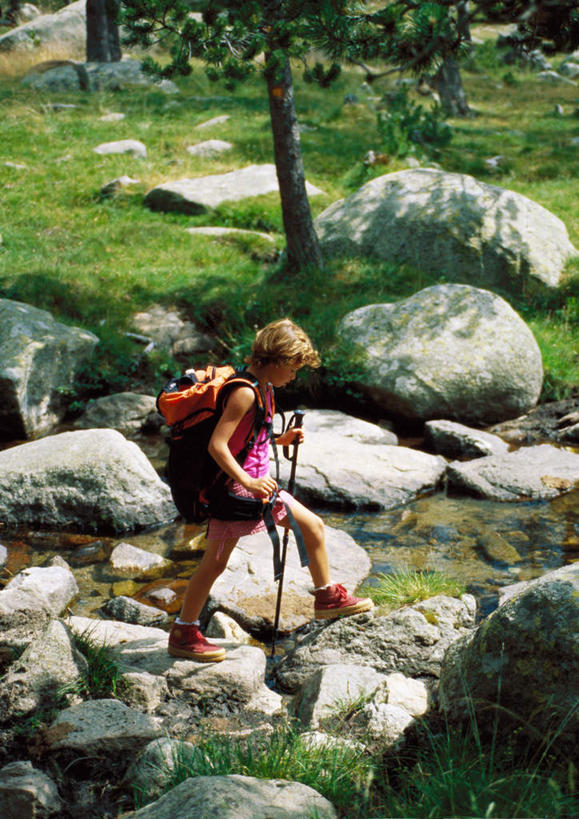 西方人,儿童,一个人,走,竖图,俯视,室外,白天,锻炼,探险,纯洁,运动,石头,山,树林,植物,欧洲,欧洲人,仅一个男性,仅一个人,阴影,光线,包,石子,书包,影子,山峰,山峦,注视,树,树木,小孩,绿色,阳光,自然,背包,低头,看,仅一个小孩,郊游,可爱,童年,童趣,生长,成长,拐杖,登山包,童真,烂漫,无邪,体育,天真,男孩,男人,男性,白种人,孩子,石块,岩石,步行,走路,彩图,高角度拍摄,全身,健身,双肩包,男生