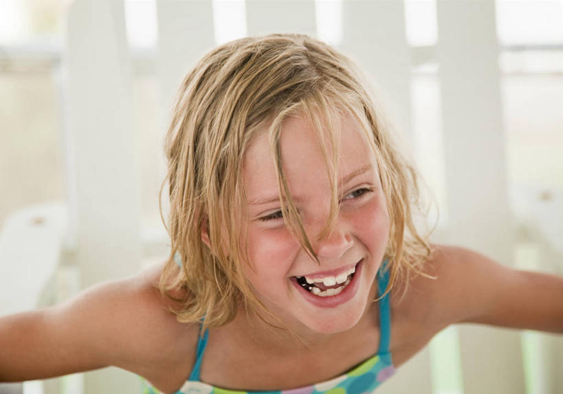 西方人,儿童,脸,头,脸颊,一个人,坐,伸展双臂,笑,微笑,露齿笑,横图,室外,特写,白天,正面,纯洁,海浪,海洋,沙滩,椅子,吊带,欧洲,欧洲人,仅一个女性,仅一个人,服装,朦胧,模糊,沙子,木椅,海岸,浪花,沙地,注视,吊带衫,肩膀,小孩,衣服,海水,观察,看,仅一个小孩,可爱,童年,童趣,服饰,观看,察看,衣着,穿着,关注,海景,童真,烂漫,无邪,衣饰,天真,女孩,女人,女性,白种人,孩子,头部,脸部,脸蛋,面部,大海,风浪,海,海水的波动,海滩,近岸浪,涌浪,敞开双臂,伸开双臂,展开双肩,张开手臂,张开双臂,坐着,半身,彩图,女生