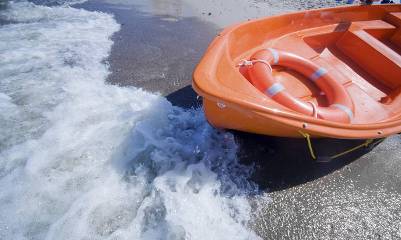 游泳,无人,横图,俯视,室外,白天,旅游,度假,海浪,海洋,美景,沙滩,船,一艘,阴影,光线,救生圈,沙子,影子,塑料,海岸,景观,浪花,木船,沙地,娱乐,一个,阳光,自然,海水,塑料制品,游泳圈,交通工具,享受,休闲,橙色,景色,放松,充气,单个,舟,救生,自然风光,载具,海景,泅水,大海,风浪,海,海水的波动,海滩,近岸浪,涌浪,彩图,高角度拍摄