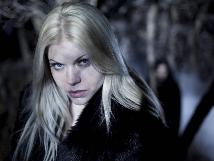 西方人,一个人,站,横图,室外,夜晚,正面,树林,植物,欧洲,欧洲人,仅一个年轻女性,仅一个女性,仅一个人,服装,朦胧,模糊,注视,休闲装,树,树木,衣服,绿色,自然,观察,看,站着,休闲,休闲服,服饰,生长,成长,观看,察看,关注,怪物,吸血鬼,年轻女性,女人,女性,白种人,站立,半身,彩图,嗜血,血族