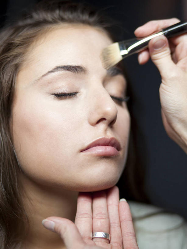 西方人,脸,头,脸颊,手,两个人,闭眼,竖图,室内,特写,白天,正面,爱情,化妆,美容,欧洲,欧洲人,双手,护肤,握,阴影,黑色背景,反射,影子,浪漫,拿,拿着,肩膀,装饰品,化妆刷,戒指,饰品,首饰,刷子,保养,享受,休闲,手部,恩爱,放松,握着,保健,摄影,影棚,信物,美容工具,权利,化妆师,养颜,彩妆刷,化妆工具,蜜粉刷,手饰,年轻女性,女人,女性,白种人,头部,脸部,脸蛋,面部,闭眼睛,闭着眼,闭着眼睛,半身,彩图,影棚拍摄,拍摄,演员造型设计人员