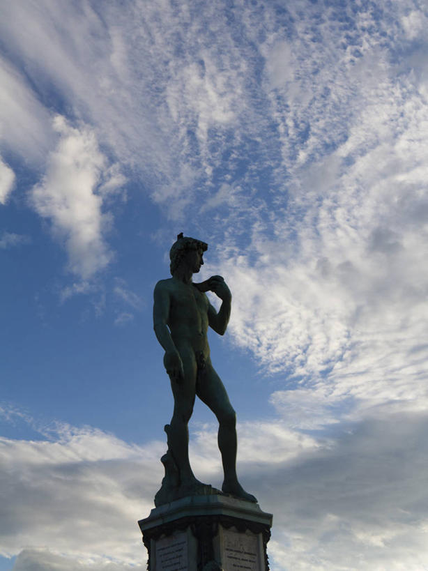 西方人,一个人,无人,站,竖图,室外,白天,仰视,旅游,度假,名胜古迹,标志建筑,地标,建筑,雕塑,意大利,佛罗伦萨,欧洲,欧洲人,仅一个男性,仅一个人,撑,阴影,遗迹,艺术,装饰,光线,雕刻,雕像,影子,云,云朵,背光,云彩,托腮,注视,古迹,文物,娱乐,建设,古建筑,裸露,仅一个年轻男性,蓝色,白云,蓝天,天空,阳光,工艺品,天,观察,看,托,站着,享受,休闲,旅游胜地,放松,晴朗,观看,纪念,美术,察看,托斯卡纳,关注,南欧,托下巴,主题,裸,逆光,陈列,古文明,意大利共和国,首府,功能,美学,百花之城,翡冷翠,托斯卡纳大区,米开朗基罗广场,米开朗琪罗广场,男人,男性,年轻男性,白种人,晴空,站立,彩图,低角度拍摄,全身